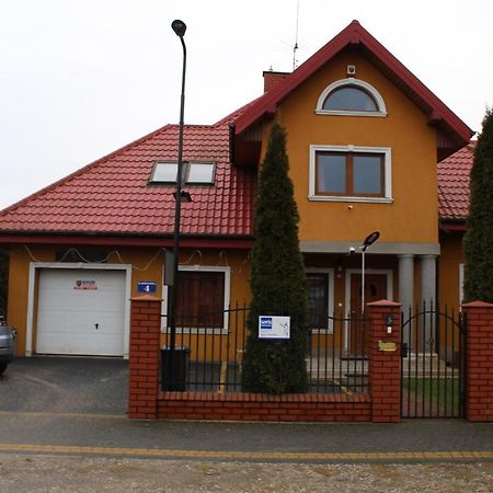 Dworek W Zieleni Varşovia Exterior foto