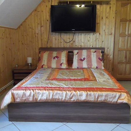 Dworek W Zieleni Varşovia Exterior foto