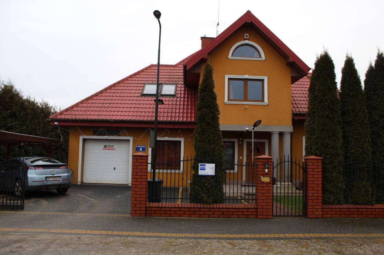 Dworek W Zieleni Varşovia Exterior foto